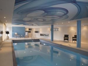 Camera con piscina e soffitto di Domitys - Résidence Services Seniors - Le Havre Nord a Montivilliers