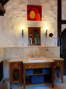 La salle de bains est pourvue d'un lavabo et d'un miroir. dans l'établissement Ferienhaus WAFFENKAMMER für 7 Erw im Rittergut Leppersdorf, à Wachau