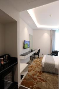TV a/nebo společenská místnost v ubytování eStay Hotel
