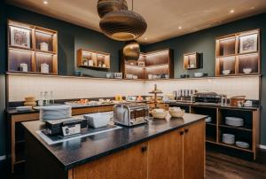 cocina con encimera y microondas en Boutique-Hotel Zur alten Post, en Büsum