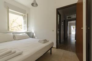 アルカモ・マリーナにあるVisitsicilia Bianca Mareのベッドルーム1室(白いシーツ付きのベッド1台、窓付)