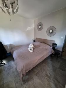 Posteľ alebo postele v izbe v ubytovaní VILLA GOLFE DE SAINT-TROPEZ