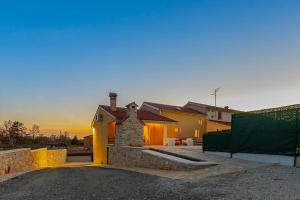 uma casa com uma entrada com um amarelo em House Istrian Rose by IstriaLux em Svetvincenat