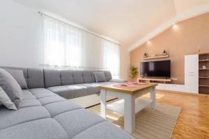 uma sala de estar com um sofá e uma mesa em House Istrian Rose by IstriaLux em Svetvincenat