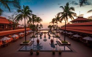 uma vista para um resort com palmeiras e uma piscina em Elegant Pool Villa In 5star Resort My Khe Beach em Da Nang