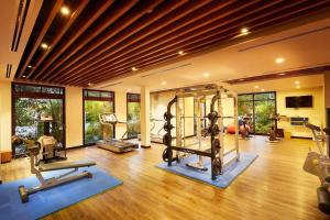 um ginásio com várias máquinas de piso numa sala em Elegant Pool Villa In 5star Resort My Khe Beach em Da Nang
