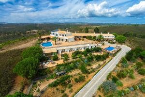 una vista aérea de una casa con piscina en Monte da Bravura Green Resort, en Bensafrim