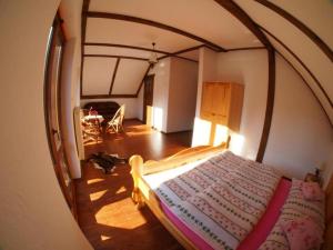 Een bed of bedden in een kamer bij Chata Pod Ryczywołem