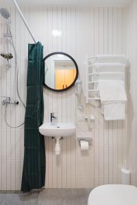 bagno con lavandino e specchio di MYFREEDOM Апартаменти метро Святошин a Kiev