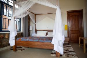 - une chambre avec un lit à baldaquin dans l'établissement Kay Sun Hotel, 
