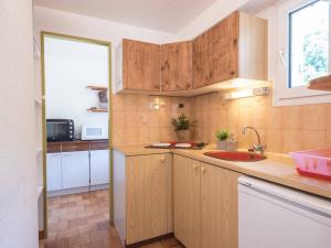 Appartement Saint-Lary-Soulan, 3 pièces, 6 personnes - FR-1-296-222にあるキッチンまたは簡易キッチン