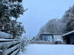 印威內斯的住宿－Woodside Cabin，前面的地面上积雪的房子