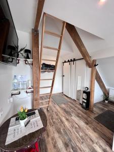 una habitación con una escalera y una mesa en una habitación en Bulldog Racing Home, en Rodder