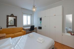 A bed or beds in a room at [Cozy apartment] Treviso 31