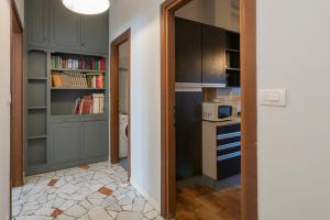 A kitchen or kitchenette at [Cozy apartment] Treviso 31