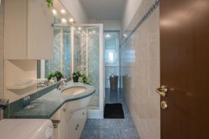 A bathroom at [Cozy apartment] Treviso 31