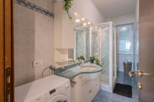 A bathroom at [Cozy apartment] Treviso 31 Még 17 kép