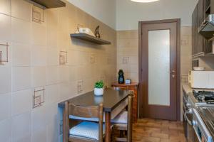 A kitchen or kitchenette at [Cozy apartment] Treviso 31