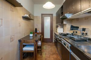 A kitchen or kitchenette at [Cozy apartment] Treviso 31