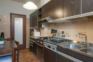 A kitchen or kitchenette at [Cozy apartment] Treviso 31
