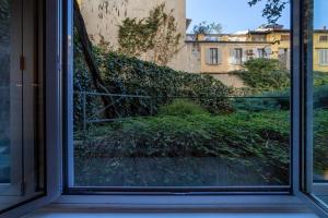 una finestra aperta con vista su un edificio di San Babila - Luxury Milanese Apartment a Milano