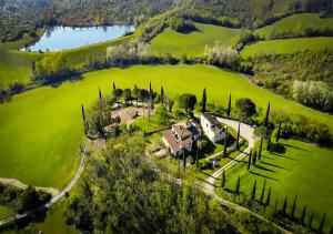 eine Luftansicht eines Hauses auf einem grünen Feld in der Unterkunft Le Mandrie di Ripalta in Montespertoli