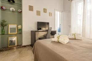 パレルモにあるB&B Massimocentroのベッドルーム1室(ベッド1台、デスク付)