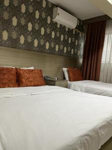 um quarto de hotel com duas camas e uma janela em Metro Otel em Esmirna