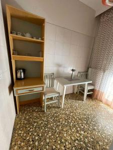 Cette chambre comprend une table, une table et des chaises. dans l'établissement Hotel Angela, à Asprovalta