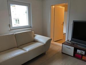 a living room with a couch and a television at Ruhige Monteurwohnung in Werder in Plötzin