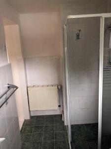 a small bathroom with a shower and a shower at Ruhige Monteurwohnung in Werder in Plötzin +7 photos