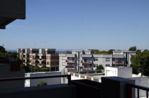 einen Balkon mit Stadtblick in der Unterkunft Joya house in Taranto
