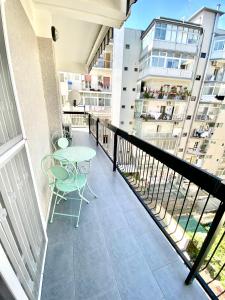 un balcone con tavolo e sedie su un edificio di HomeClass a Bari