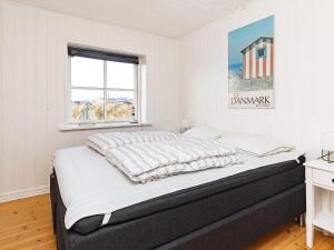 ロッケンにあるThree-Bedroom Holiday home in Løkken 9の窓付きの白い部屋のベッド1台