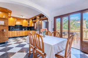 a kitchen and dining room with a table and chairs at Villa Manrique in Cala Ratjada
