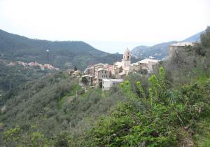 un villaggio sul fianco di una collina di Casa Violetta a Levanto