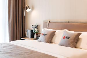 Rúm í herbergi á Livetour Hotel Financial City Keyun Road Metro Guangzhou