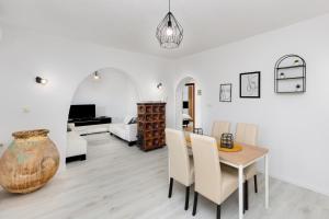 une salle à manger et un salon avec une table et des chaises dans l'établissement Apartman Ponte Mohito, à Punat