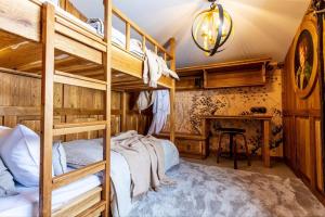 Tempat tidur susun dalam kamar di Pagórek w Brennej