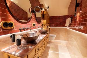 Un baño con dos lavabos y una bañera con dos espejos. en Pagórek w Brennej, en Brenna 33 fotos más