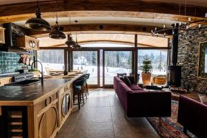 Una cocina con un sofá y una mesa en una habitación. en Pagórek w Brennej, en Brenna