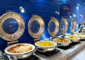 un montón de platos de comida en un buffet en Holiday Inn Express Pattaya Central, an IHG Hotel en Pattaya centro