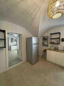 La casa sul Cortile في سيراكوزا: مطبخ مع ثلاجة ستانلس ستيل في الغرفة +7 صور