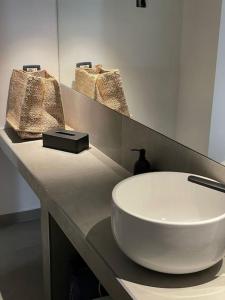 La casa sul Cortile في سيراكوزا: حمام مع حوض أبيض على منضدة