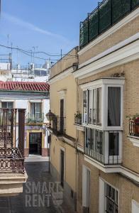 une vue sur une ruelle située entre deux bâtiments dans l'établissement La Fuente de la Casona, à Jerez de la Frontera