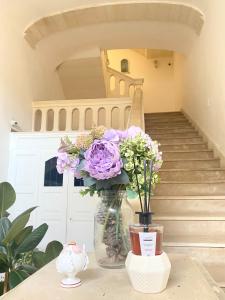 レッチェにあるAi Raggi di Soleの紫の花瓶