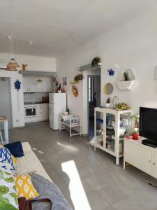 um quarto com uma cozinha e uma sala de estar em Arte y natura en la playa de Eucaliptus em L'Eucaliptus