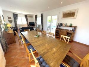Kuchyňa alebo kuchynka v ubytovaní Arenda Mara villa con piscina privada jardín + 22 fotografií