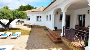 Balkón alebo terasa v ubytovaní Arenda Mara villa con piscina privada jardín