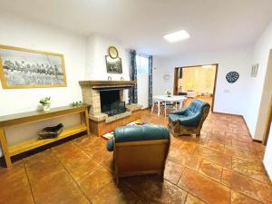 Posedenie v ubytovaní Arenda Mara villa con piscina privada jardín